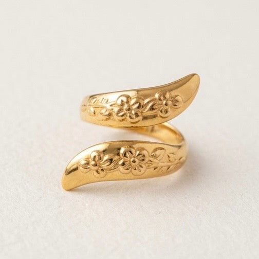 Adjustable Stainless Steel Women Rings Gold Plated 18k Anti Tarnishing (Free Size)